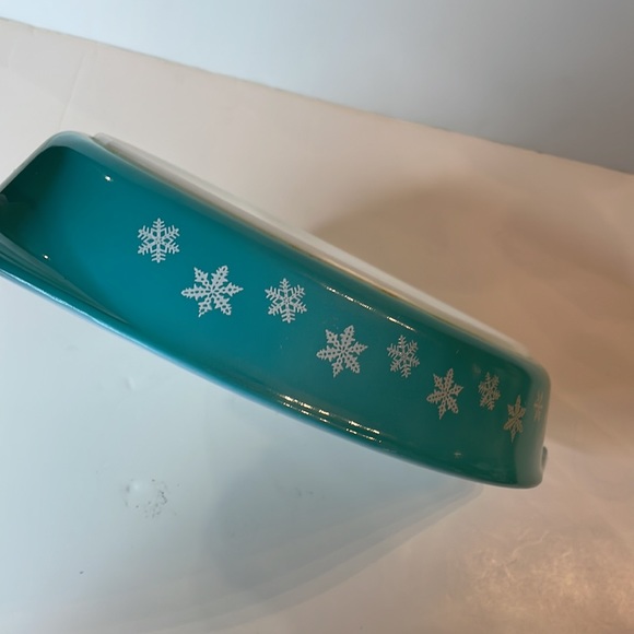 Vintage Pyrex White on Turquoise Snowflake 1 1/2 qt Divided Casserole Dish - Picture 4 of 10